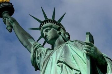 Статуя Свободи "запросила" біженців до США