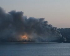 В Крыму начали гореть российские корабли (видео)