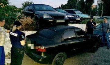 Водитель-"виртуоз" припарковал машину на крыше чужого авто