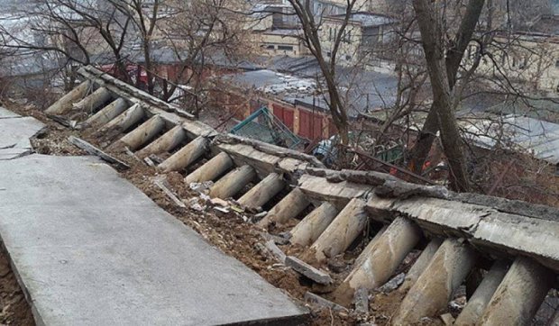 В Киеве обвалился фасад  дома- жителей эвакуируют (фото)