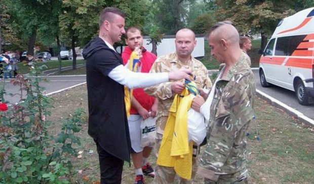 Украинские артисты посетили бойцов в Днепропетровском военном госпитале (фото)