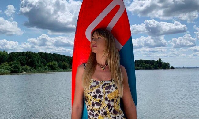 Нікітюк показала соковиту фігуру в "ювілейному" бікіні: "Чоловіки, тримайте себе в руках"