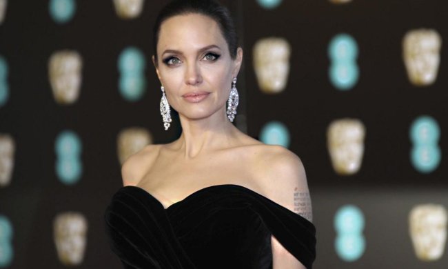 Джолі вийшла в світ з усіма своїми дітьми від Пітта, але її зацькували: природа відпочила