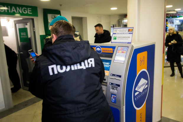 В Киеве орудует банда виртуозных аферистов,  берегитесь банкоматов: копы не могут поймать даже тень