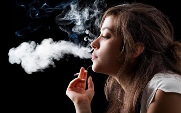 Вчені розповіли, чому остання цигарка ніколи такою не стає