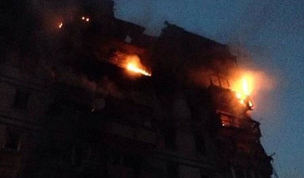 У Донецьку обстріляли дев'ятиповерхівку: все в вогні та диму (фото)
