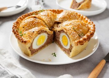 Пирог с колбасой и яйцом, фото shuba