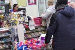 Російські чоловіки закуповуються прокладками, щоб продавати. t.me/insiderUKR