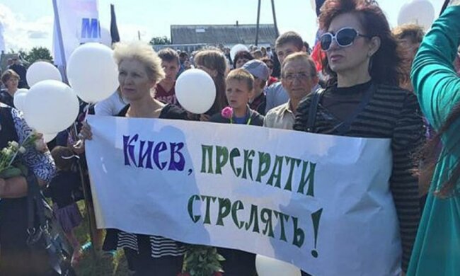 "ДНР" вивела людей з плакатами на місце катастрофи "Боїнга 777" (фото)