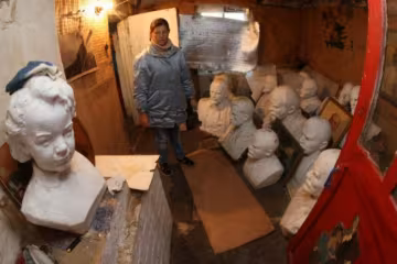 Жительница Глухова собрала в доме 40 памятников Ленина (фото)
