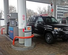 Цены на бензин "рискованно" снизились, однако радоваться не стоит