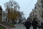 Вішає на деревах - киянин вигадав нестандартний спосіб допомоги безхатькам, зрозуміють не всі