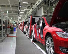 Tesla показала, как собирает автомобили: тысячи деталей и минимум роботов