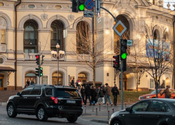 Украинцы, авто, светофор, фото из соцсетей