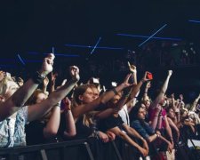 Сотні постраждалих: на концерті платформа з глядачами пішла під воду