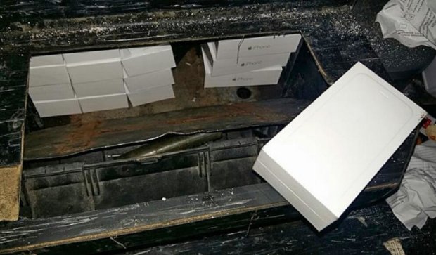 У автобусі на Львівщині знайшли величезну контрабанду iPhone 6 (фото)