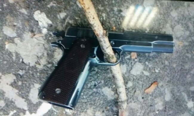 В київській школі під дулом пістолета пограбували двох 5-класниць