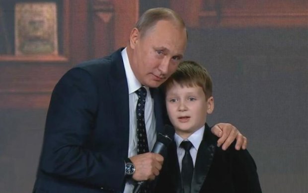 Хтивий Путін з переляканим хлопчиком заліз на білборди Луганська