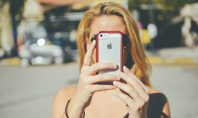 iPhone засяє усіма барвами веселки: "яблучко" на телефонах тепер буде випромінювати світло