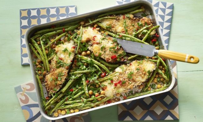 Пряні баклажани з моцарелою, зеленою квасолею і нутом: відмінний варіант для вечері