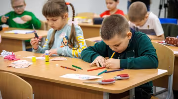 Діти за партою в школі
