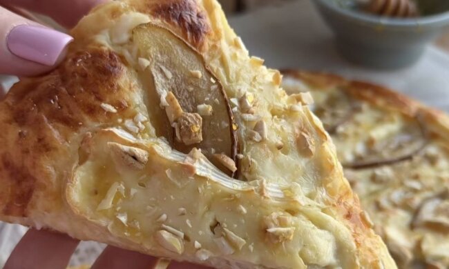 Сырная пицца с грушей и бри: фото скрин рецепта