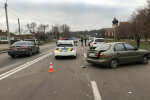 Київ здригнувся через подвійну ДТП - машини вщент, покалічених людей рятують медики