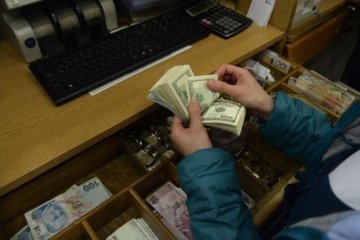 НБУ знову обвалив курс гривні