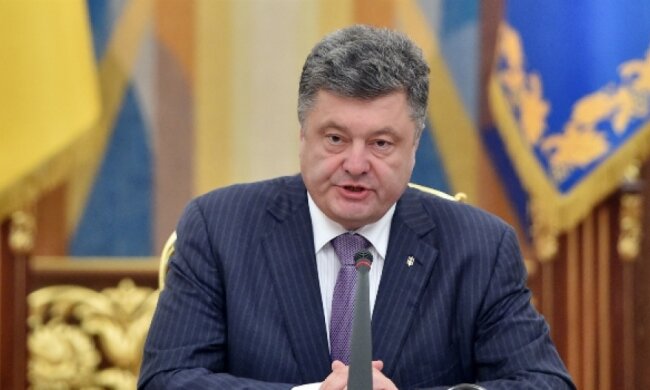 Порошенко: Змінювати Конституцію у воєнний стан - незаконно