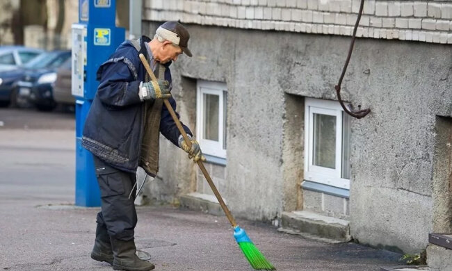 Отримав платіжку та поліз у зашморг: в Чернівцях двірник наклав на себе руки через борги за комуналку
