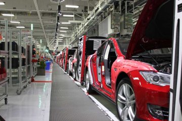 Tesla показала, как собирает автомобили: тысячи деталей и минимум роботов