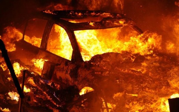 Взрывы, огромное пламя: неизвестные устроили войну под Киевом