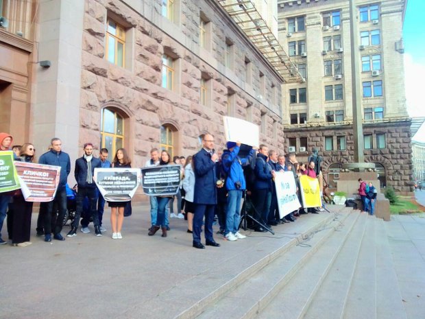 Гусовского облили зеленкой, активисты объяснили за что наказали "коррупционера"