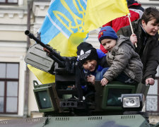 Вітальні листівки з 23 лютого: серйозні, прикольні, своїми руками