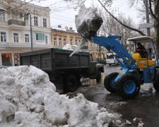 Беззащитный одесский пляж пал жертвой очумелого бульдозера: громил все на своем пути, чуть не угробил активиста