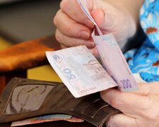 Пенсії українців за кордоном під загрозою: ПФУ пояснив, як уникнути втрати виплат