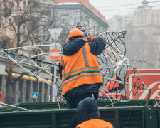 Сіль є, розуму не треба: комунальники щедро засипали сухий центр Києва, щоб мало не здавалося