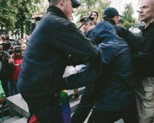 Не діставшись до геїв, харківські радикали побили копів