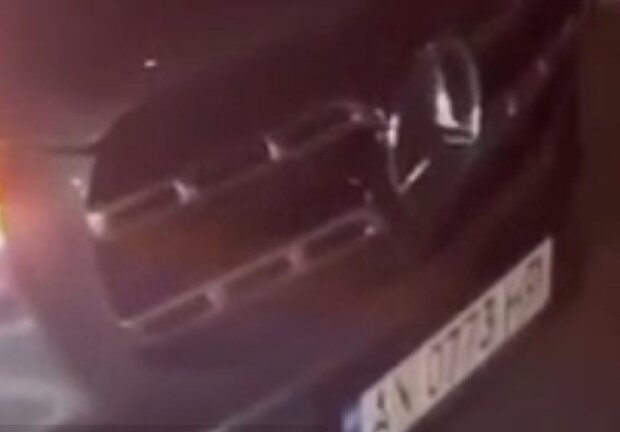 Mercedec п'яних харківчан. Фото: кадр з відео