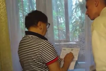 Рахунки за комуналку. Фото: скрін youtube
