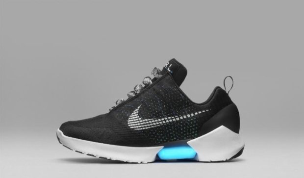 Nike обнародовала кроссовки с автоматической шнуровкой (видео)
