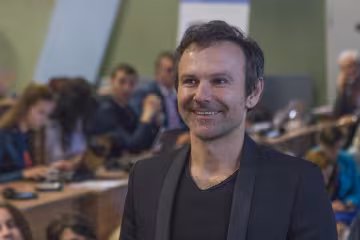"Стояли плечем до плеча, не лякали холод і кулі. Все буде добре", - Вакарчук повернувся на Майдан, від його слів виростають крила