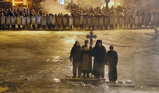 С Крестом и иконами в самое пекло Майдана - архимандрит 