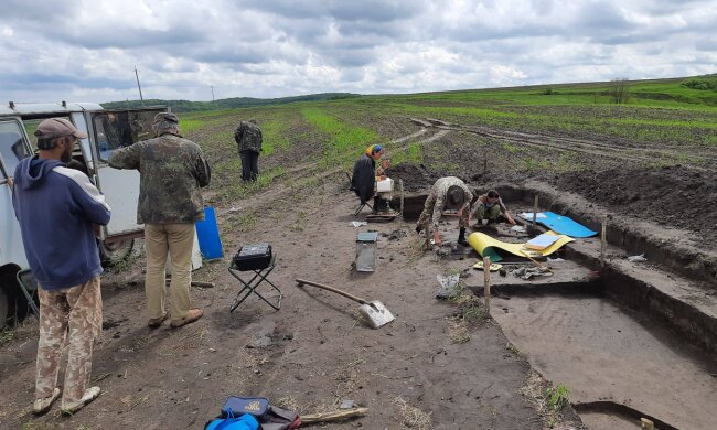 Розкопки в селі Івківці, facebook.com/archmuzeumck
