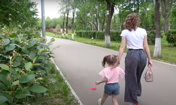 мати і дитина, скріншот з відео