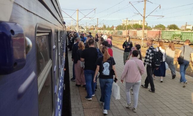 Затримки потягів з Дніпра: пасажири на вокзалі