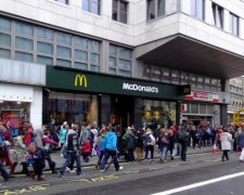 Вооруженный мужчина взял в заложники посетителей McDonalds: первые подробности