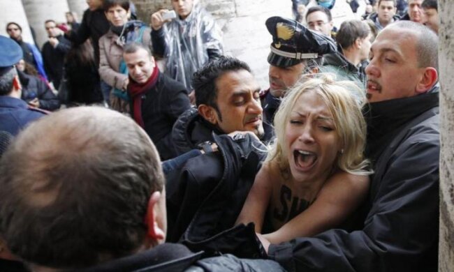 Активистка Femen покусилась на младенца Иисуса
