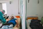Лікарні захлинаються від потоку ковідних хворих - "Мертвих і живих розділяє шторка"