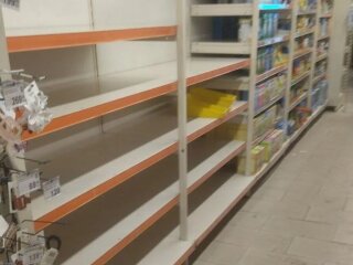 Порожні полиці в супермаркеті Сільпо після російської атаки